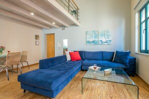 Suite (Terrace Jetted tub) | Wohnbereich | 22-Zoll-Flachbildfernseher mit Satellitenempfang, Fernseher