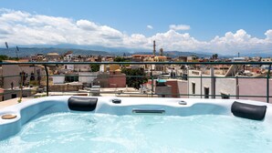 A rooftop hot tub with a city view, surrounded by buildings and a clear sky. - Boutique Hotel Fortino (Chania)