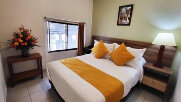 Eenvoudige kamer | Luxe beddengoed, een minibar, een bureau, gratis wifi