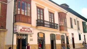 A hotel with a sign reading "HOTEL Almala". It features a traditional facade with multiple windows and a balcony. - Hotel Ambalá Bogotá Colonial (Bogotá)
