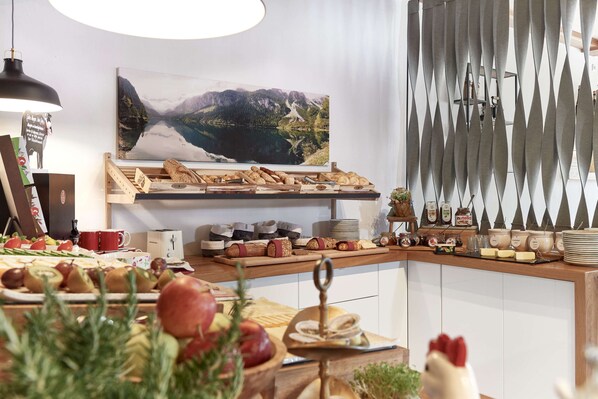 Se ofrece un desayuno bufé (16 EUR por persona)