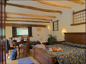 Minibar, caja de seguridad en la habitación y escritorio 