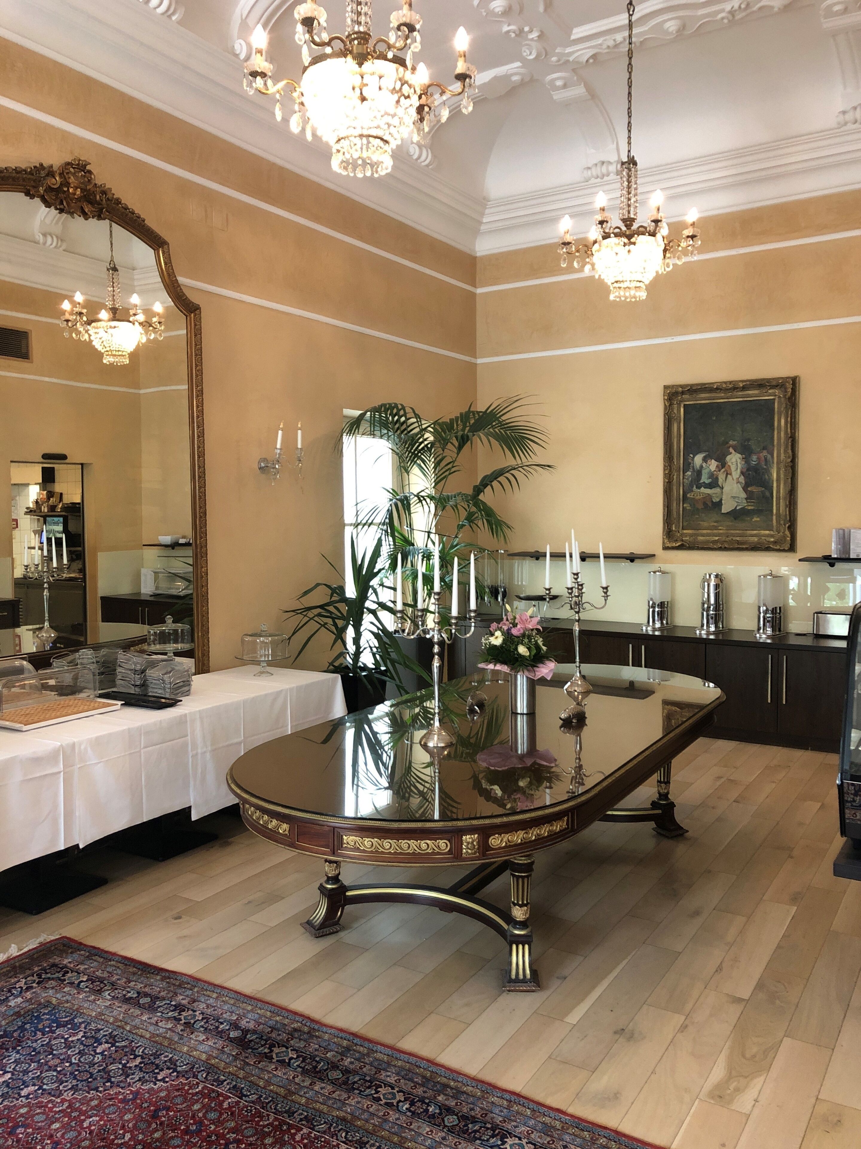 breakfast and brunch served, al fresco dining