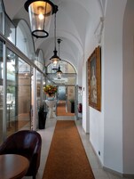 Se sirven desayunos y brunches, restaurante con mesas al aire libre 