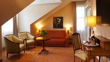 Classic-Suite, 1 Schlafzimmer, Balkon, Parkblick | Wohnbereich | Flachbildfernseher