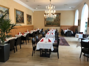 Breakfast and brunch served, al fresco dining
