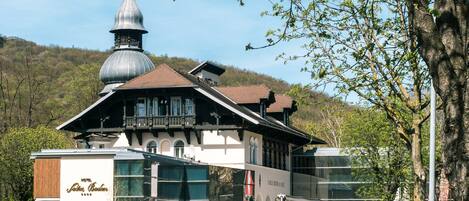 Vista frontal de la propiedad