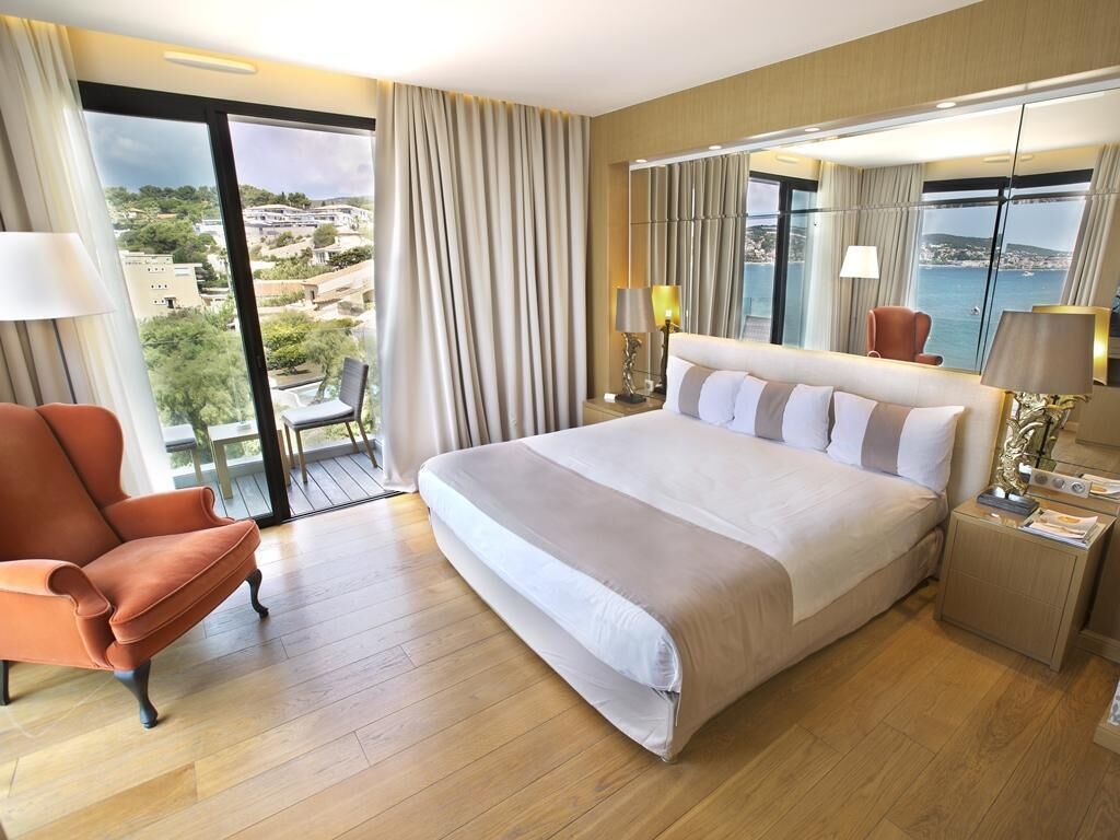 Minibar, in-room safe, soundproofing, free WiFi