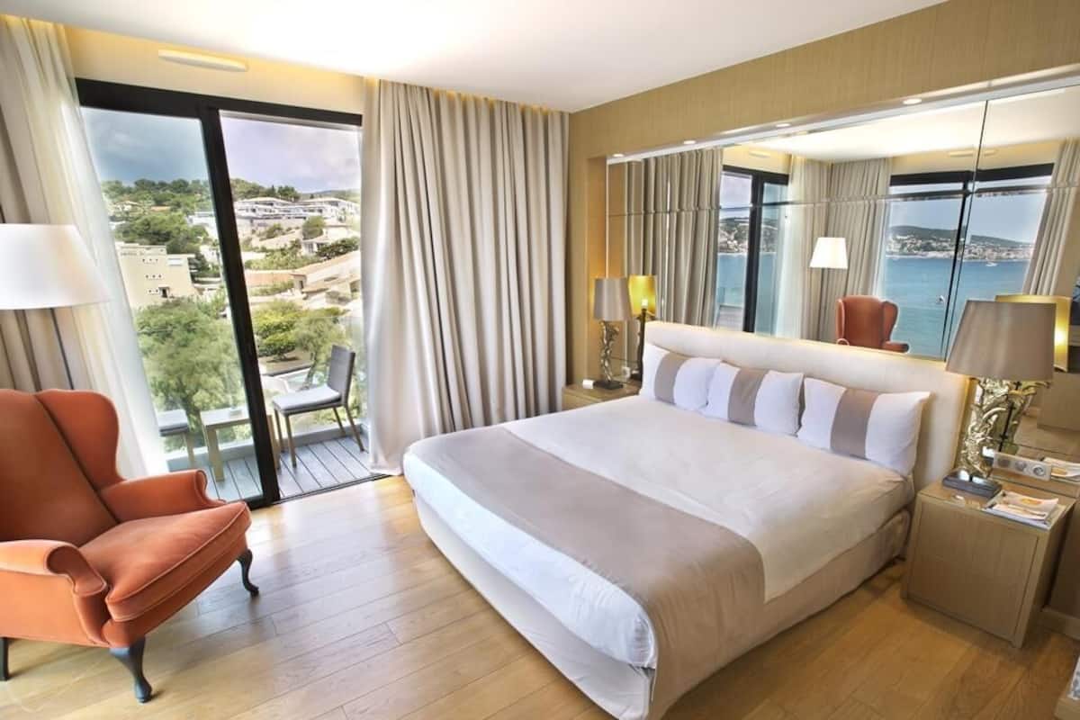 Minibar, in-room safe, soundproofing, free WiFi