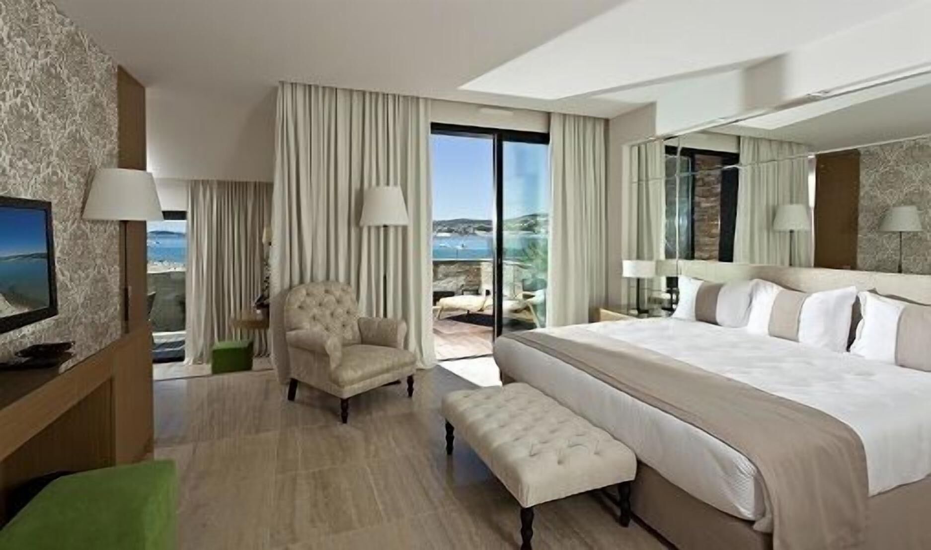 Minibar, in-room safe, soundproofing, free WiFi