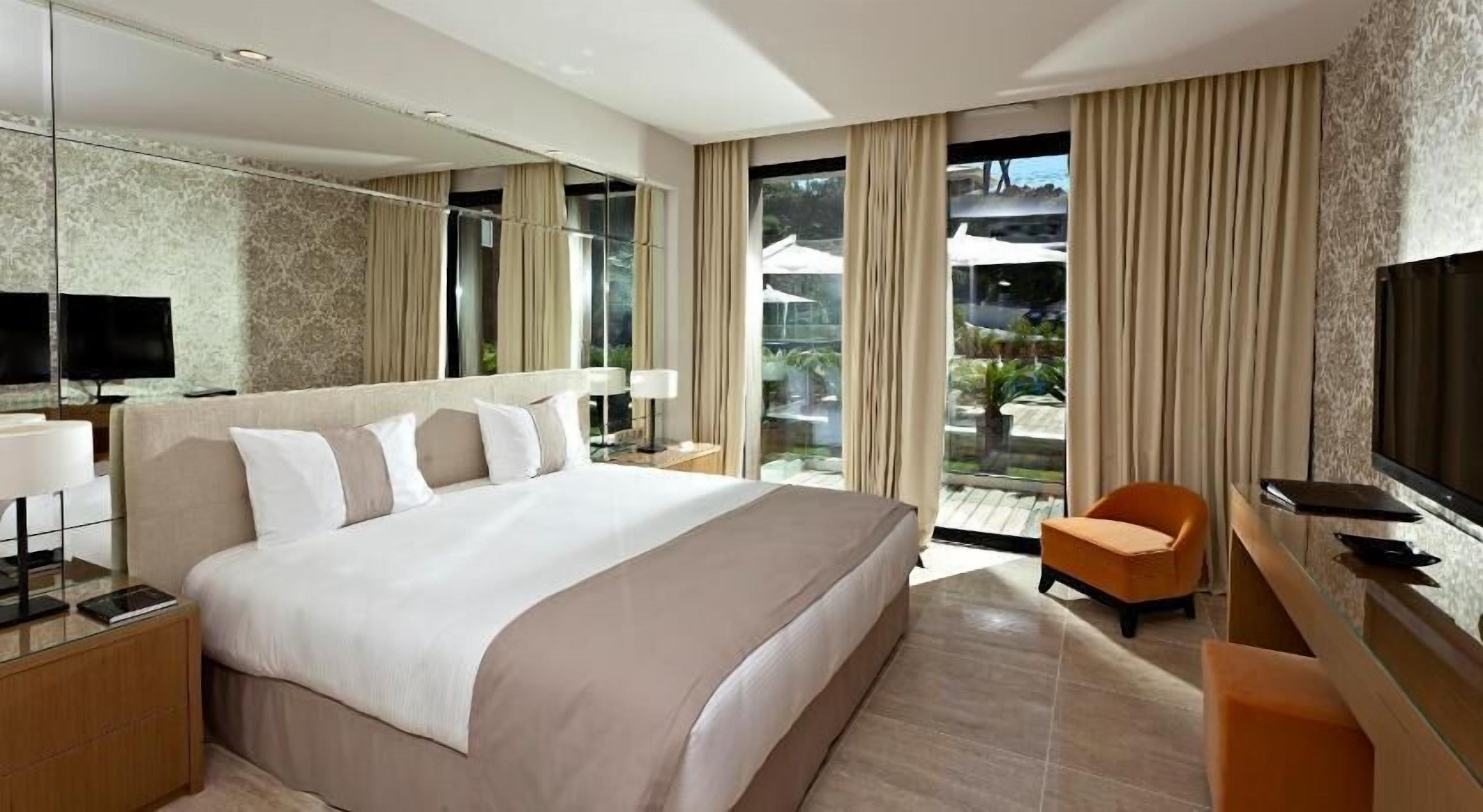 Minibar, in-room safe, soundproofing, free WiFi