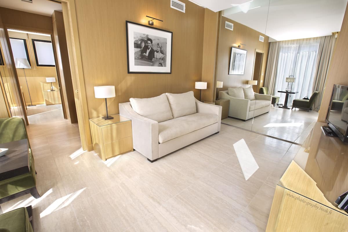 suite | living area | flat-screen tv