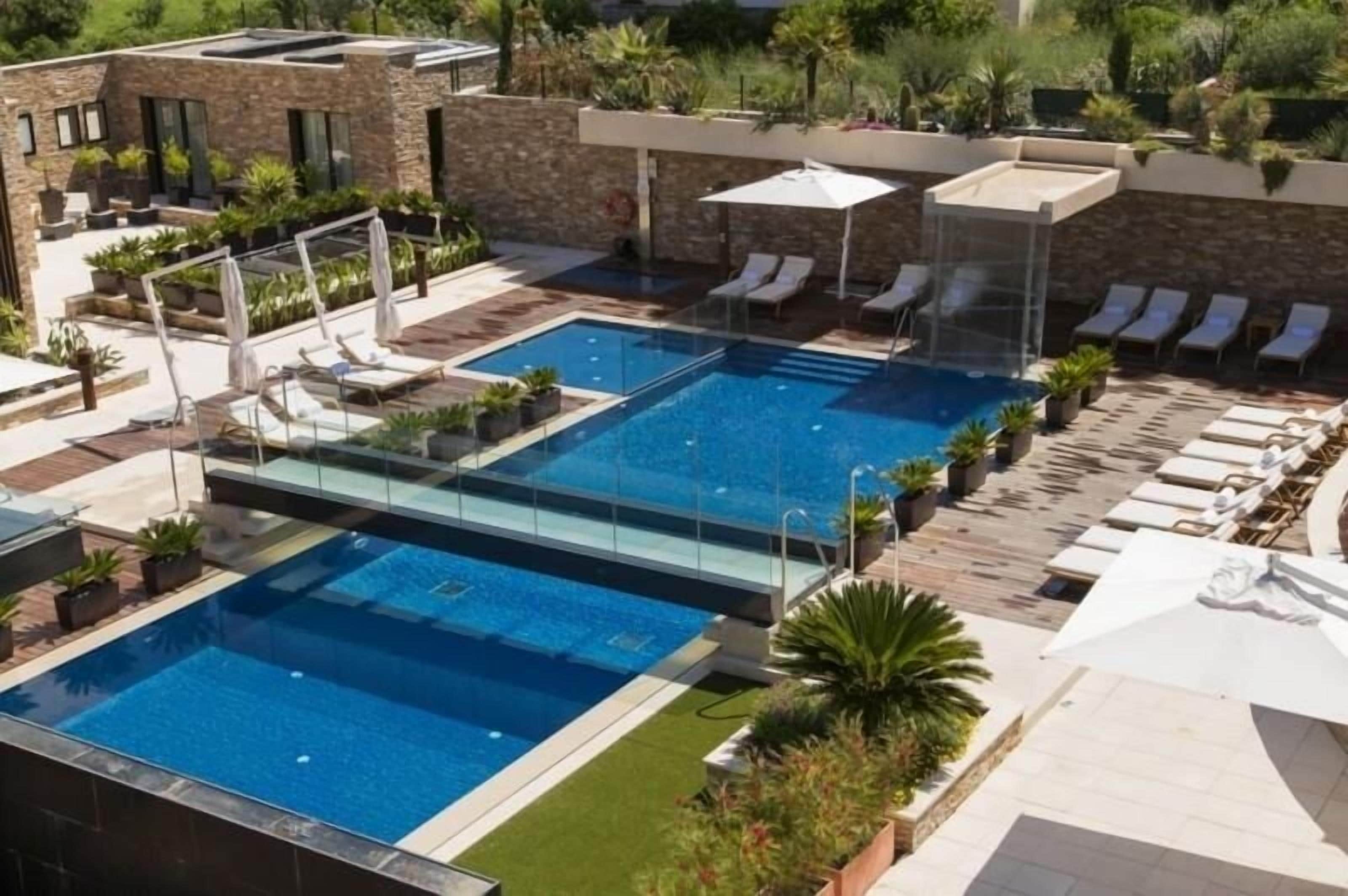 2 outdoor pools, open 7:00 am to 11:00 pm, pool loungers