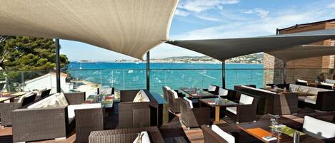 Serveert lunch, diner, Mediterrane gerechten, stranduitzicht