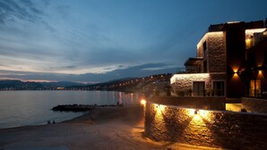 A coastal building with stone walls and a balcony overlooking the sea. - Hostellerie La Farandole (Sanary-sur-Mer)