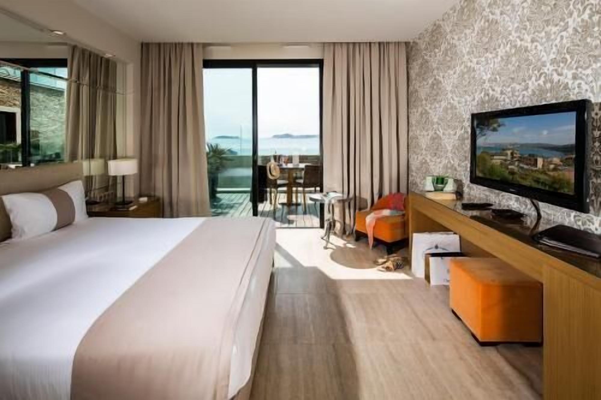 Minibar, in-room safe, soundproofing, free WiFi