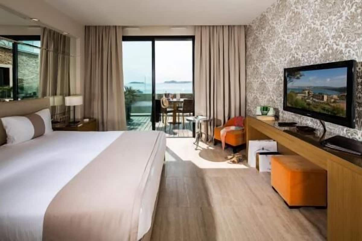 Minibar, in-room safe, soundproofing, free WiFi