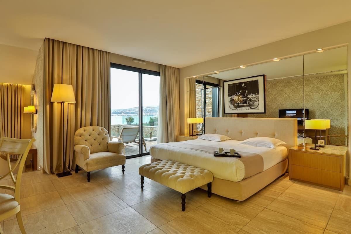 Minibar, in-room safe, soundproofing, free WiFi