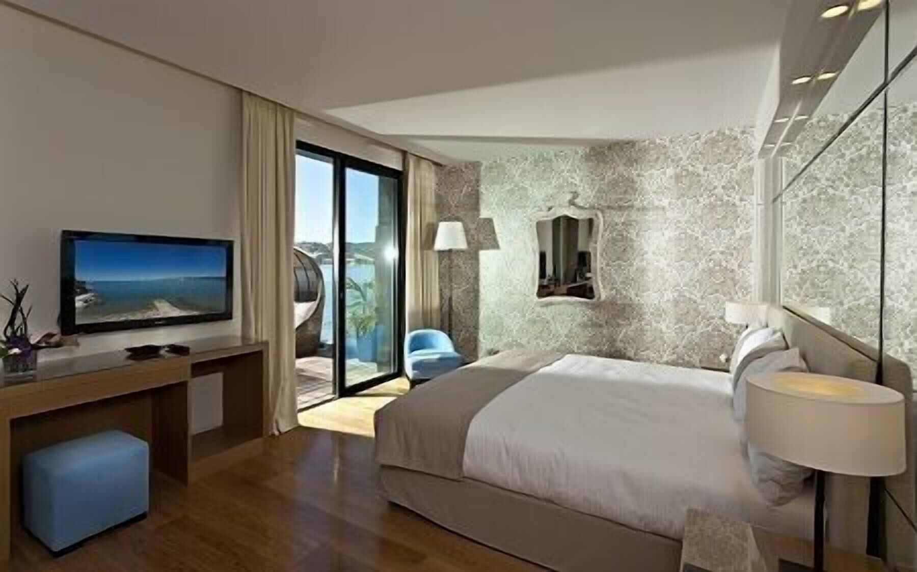 Minibar, in-room safe, soundproofing, free WiFi