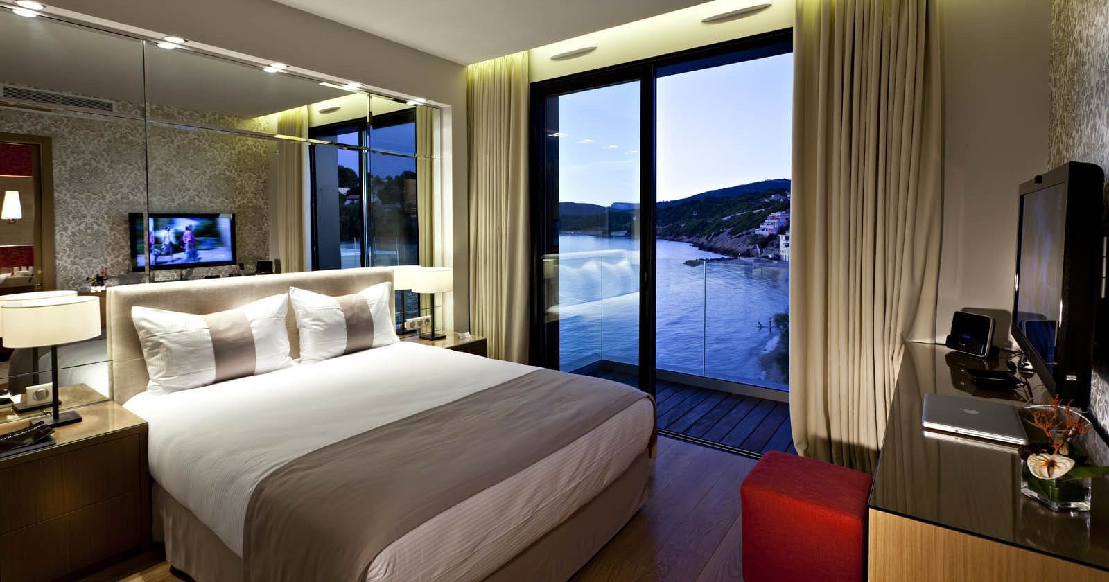 classic double room sea side | 1 bedroom, minibar, in-room safe, soundproofing