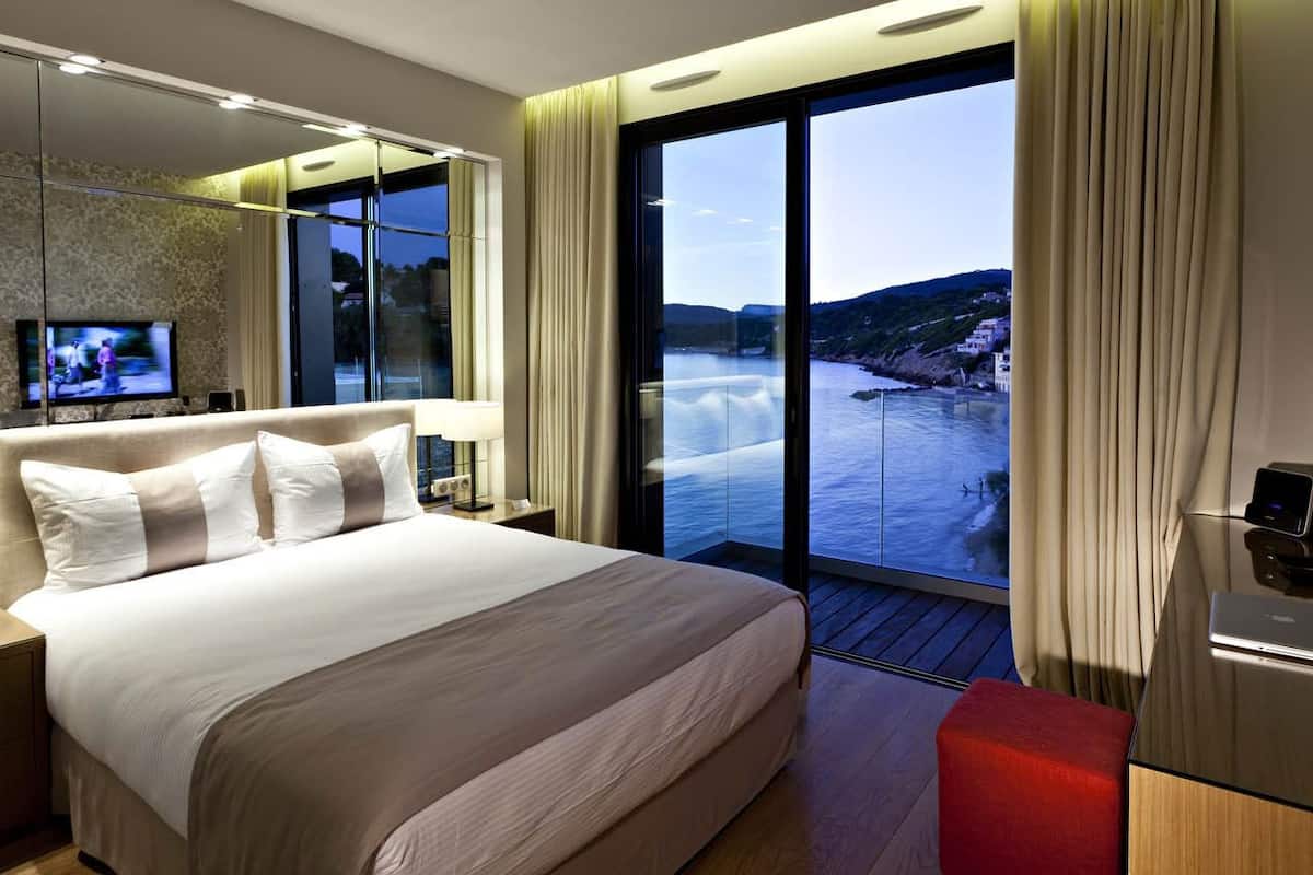 classic double room sea side | 1 bedroom, minibar, in-room safe, soundproofing