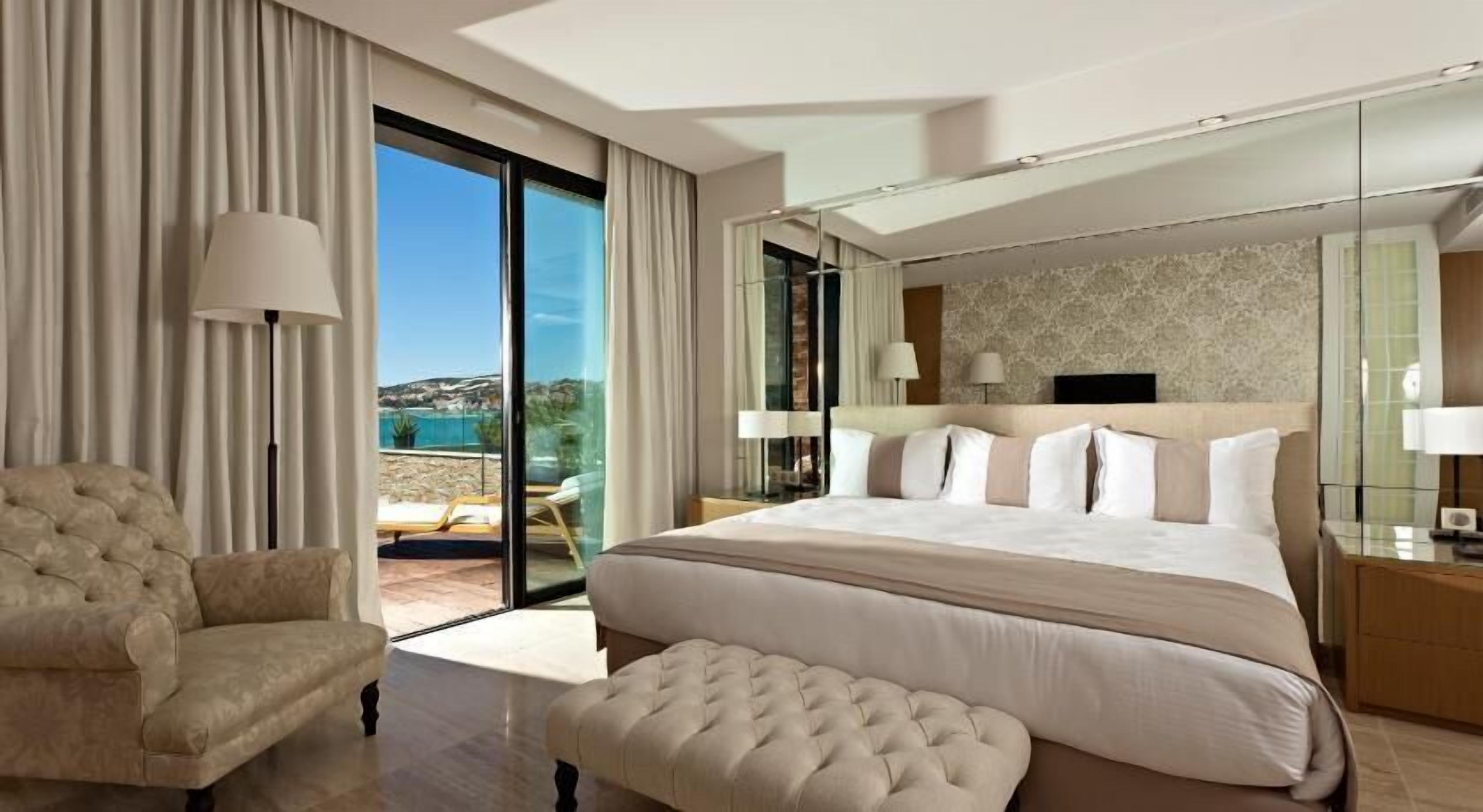 Minibar, in-room safe, soundproofing, free WiFi