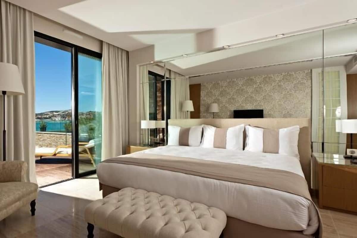 Minibar, in-room safe, soundproofing, free WiFi