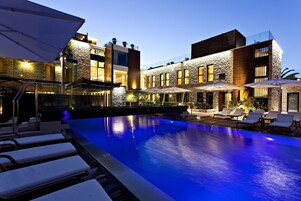 2 室外游泳池，07:00 至 23:00 开放，日光浴躺椅