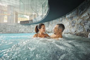 Piscine couverte, chaises longues