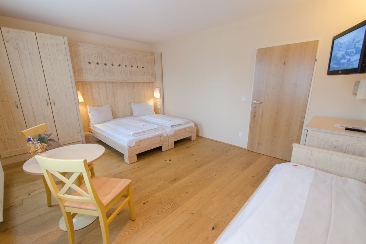 Hypo-allergenic bedding, in-room safe, free WiFi, bed sheets