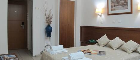 双人房或双床房 | 高档床上用品、迷你吧、客房内保险箱、办公桌