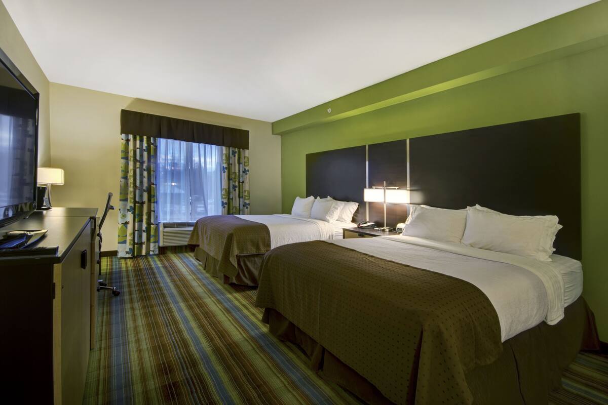In-room safe, desk, iron/ironing board, rollaway beds (surcharge)