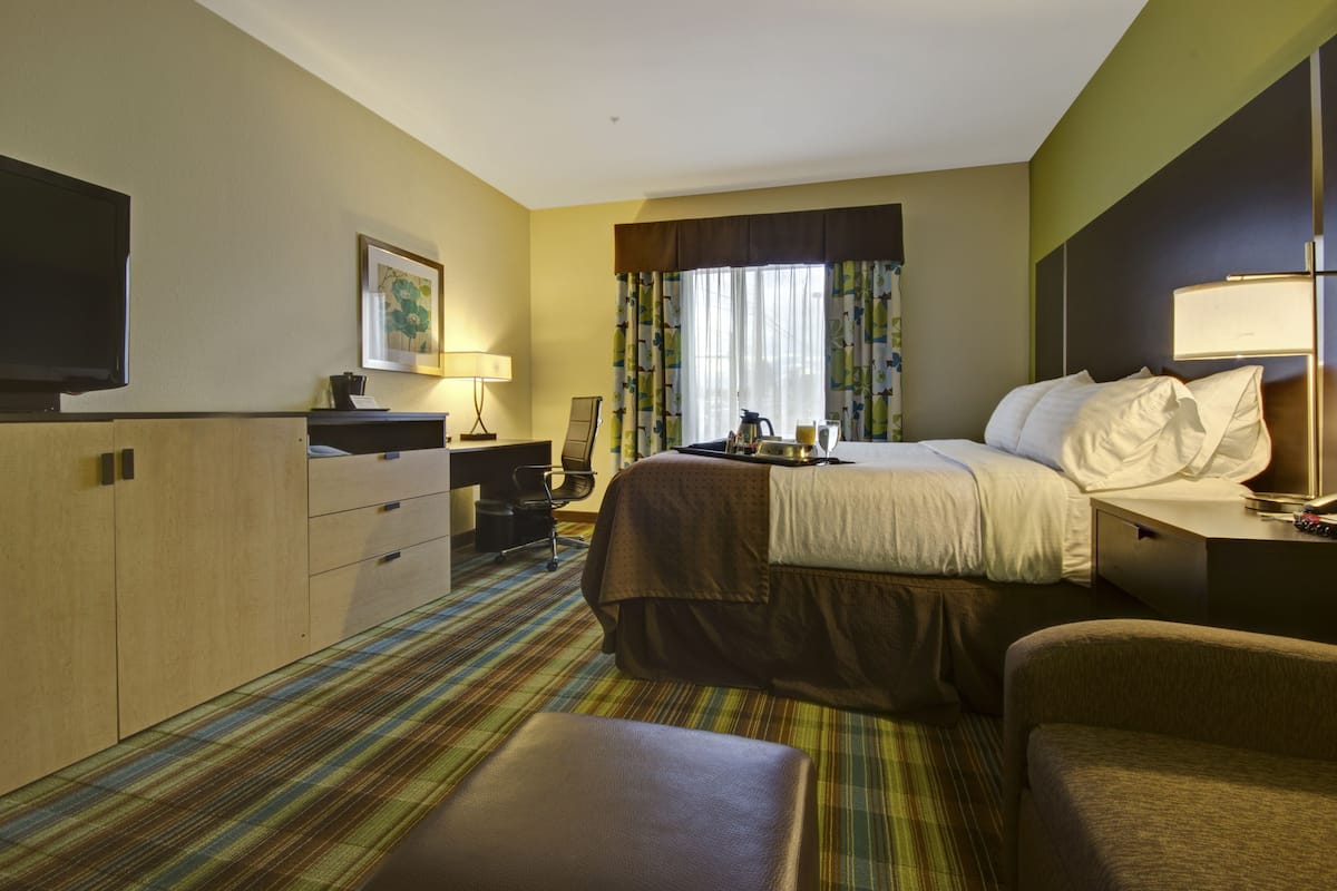 Standard Room, 1 King Bed, Accessible (Communication, Roll-In Shower) | In-room safe, desk, iron/ironing board, rollaway beds (surcharge)