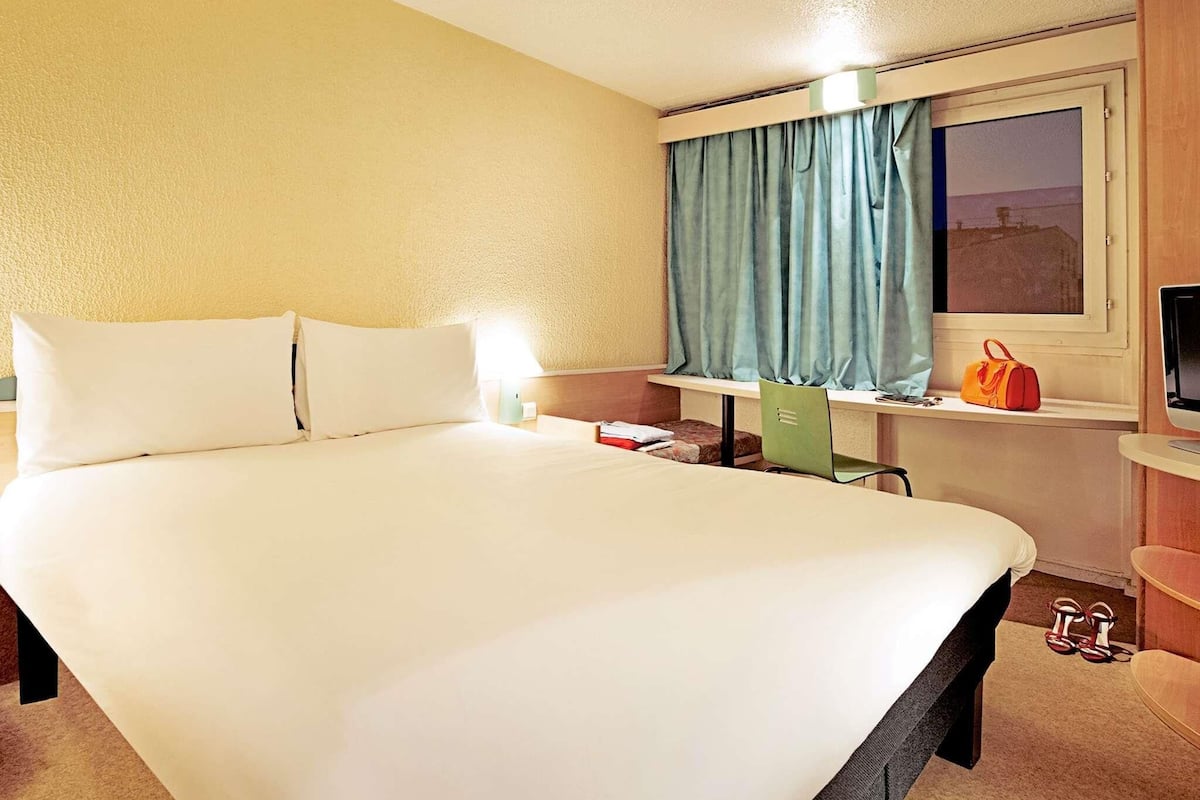 Room, 1 Double Bed | Desk, free cribs/infant beds, free WiFi, bed sheets