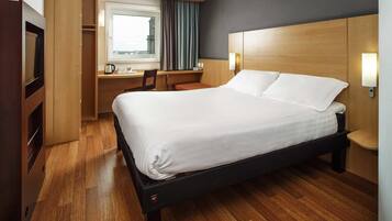 Room, 1 Double Bed | Desk, cribs (free), WiFi (free), alarm clocks