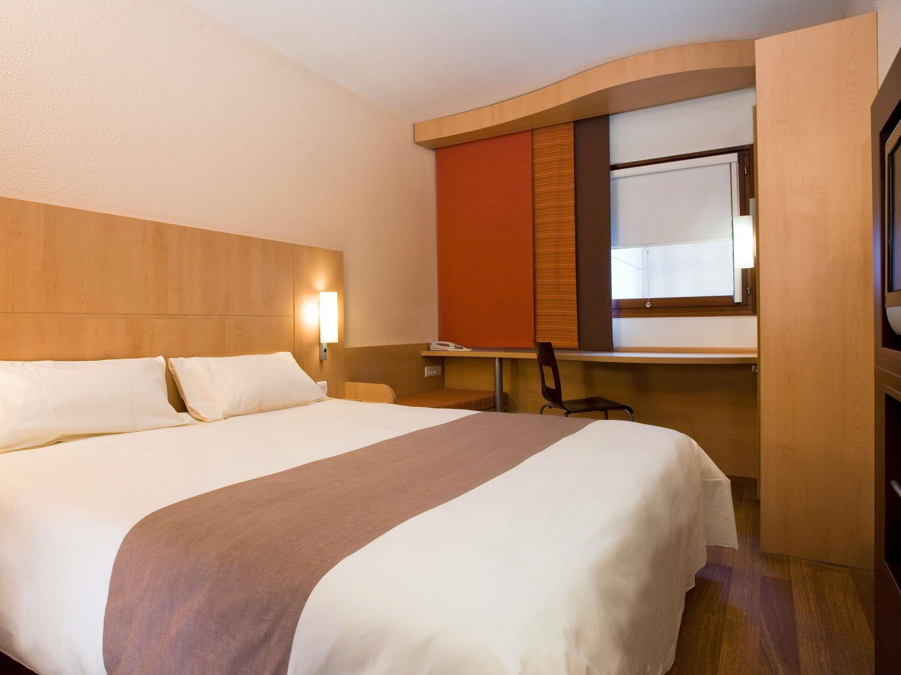 Escritorio, cunas gratuitas, wifi gratis y ropa de cama 