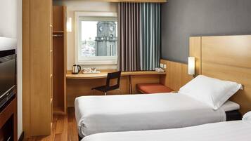 Escritorio, cunas gratuitas, wifi gratis y ropa de cama