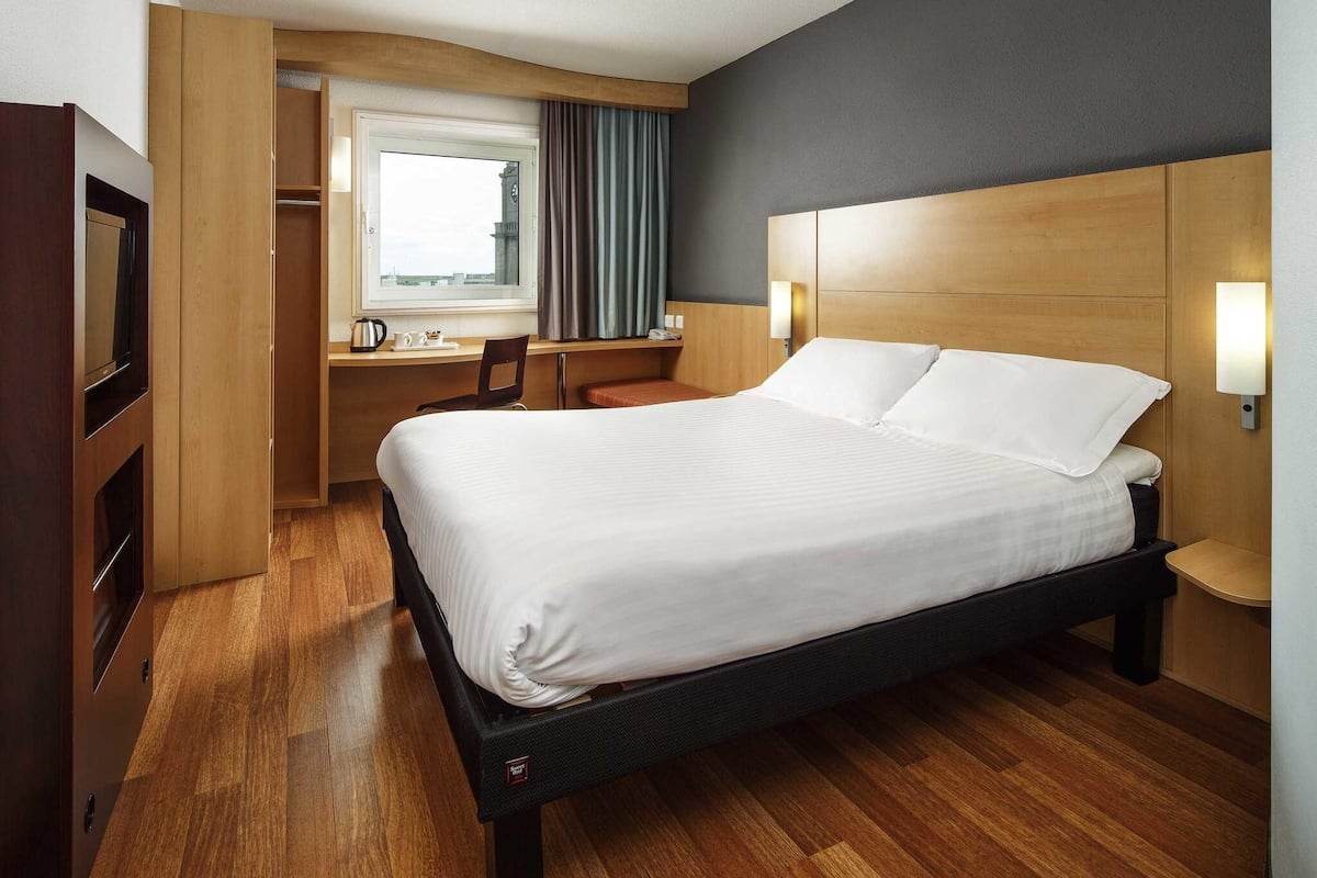 Chambre, 1 lit double | Bureau, lit de bébé (gratuit), accÚs au Wi-Fi (inclus), literie fournie