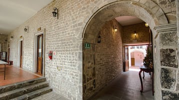 TV 20 pollici con canali via cavo, tavolo da ping pong