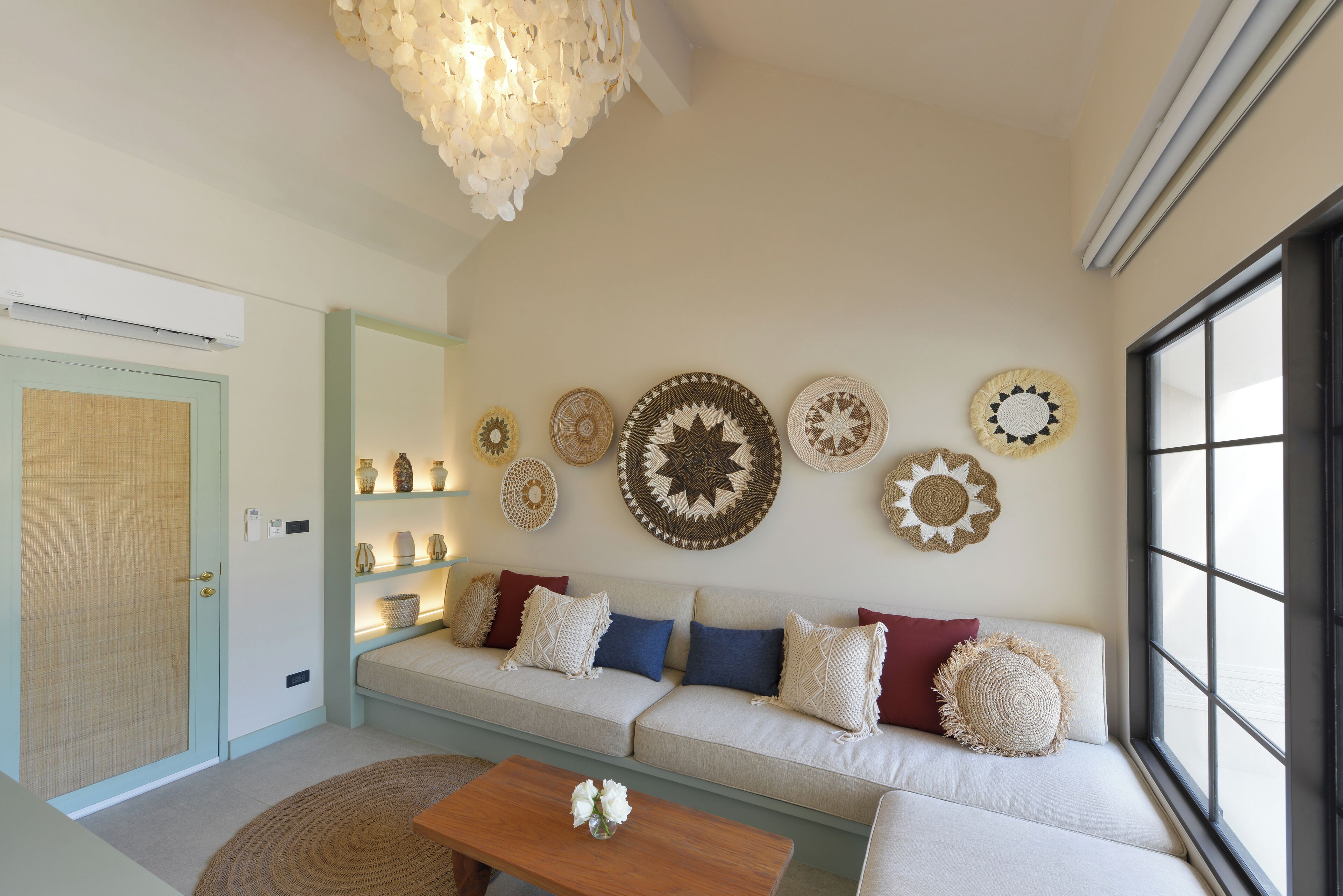 Una sala de estar acogedora con un sofá, una mesa de centro y detalles decorativos en las paredes.