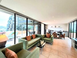 Sea view Penthouse | 거실 공간 | 케이블 채널 시청이 가능한 32인치 LCD TV, TV