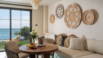 Como One - Bedroom Suite (Pet-friendly) | Area soggiorno | TV LCD 32 pollici con canali via cavo, TV
