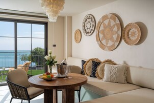 Como Luxury Suite (Pet-friendly) | Living area | 32-inch LCD TV with cable channels, TV