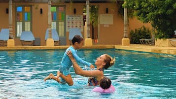 Piscina externa, espreguiçadeiras