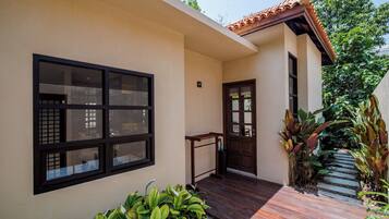 Luxury Bungalow (Pet-friendly) | In-room safe, soundproofing, iron/ironing board, free WiFi