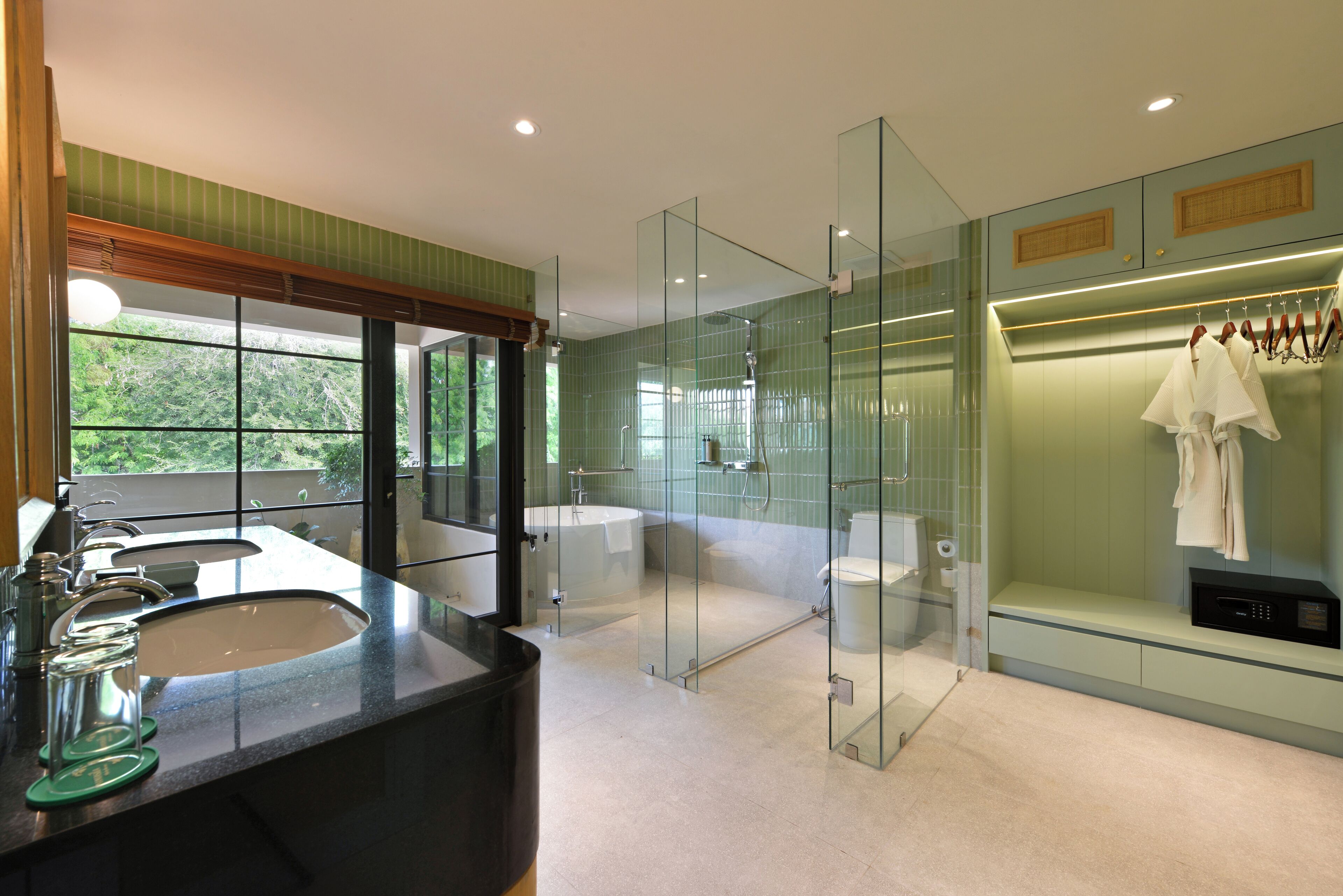 Luxury Garda Suite | Bathroom | Free toiletries, hair dryer, bathrobes, slippers