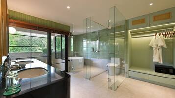 Luxury Garda Suite | Kylpyhuone | Ilmaiset hygieniatuotteet, hiustenkuivaaja, kylpytakit, tohvelit