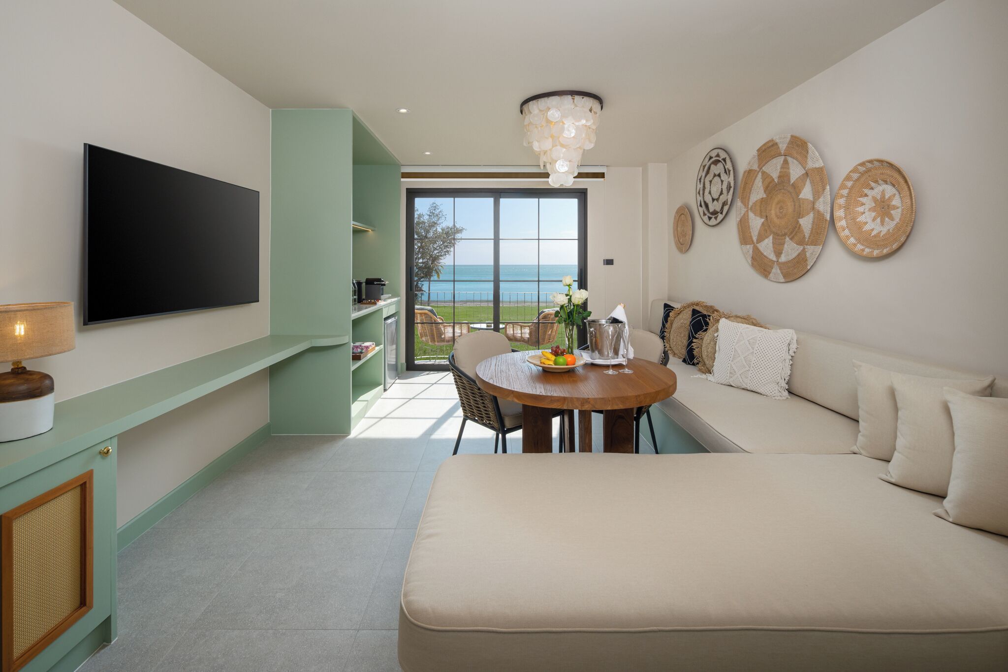 Como Luxury Suite (Pet-friendly) | Living area | 32-inch LCD TV with cable channels, TV