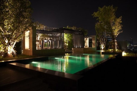 Alberca techada y alberca al aire libre