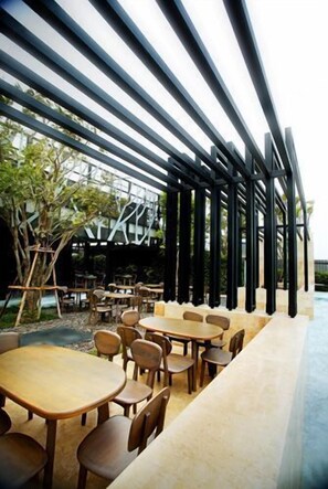 تناول الطعام بالخارج